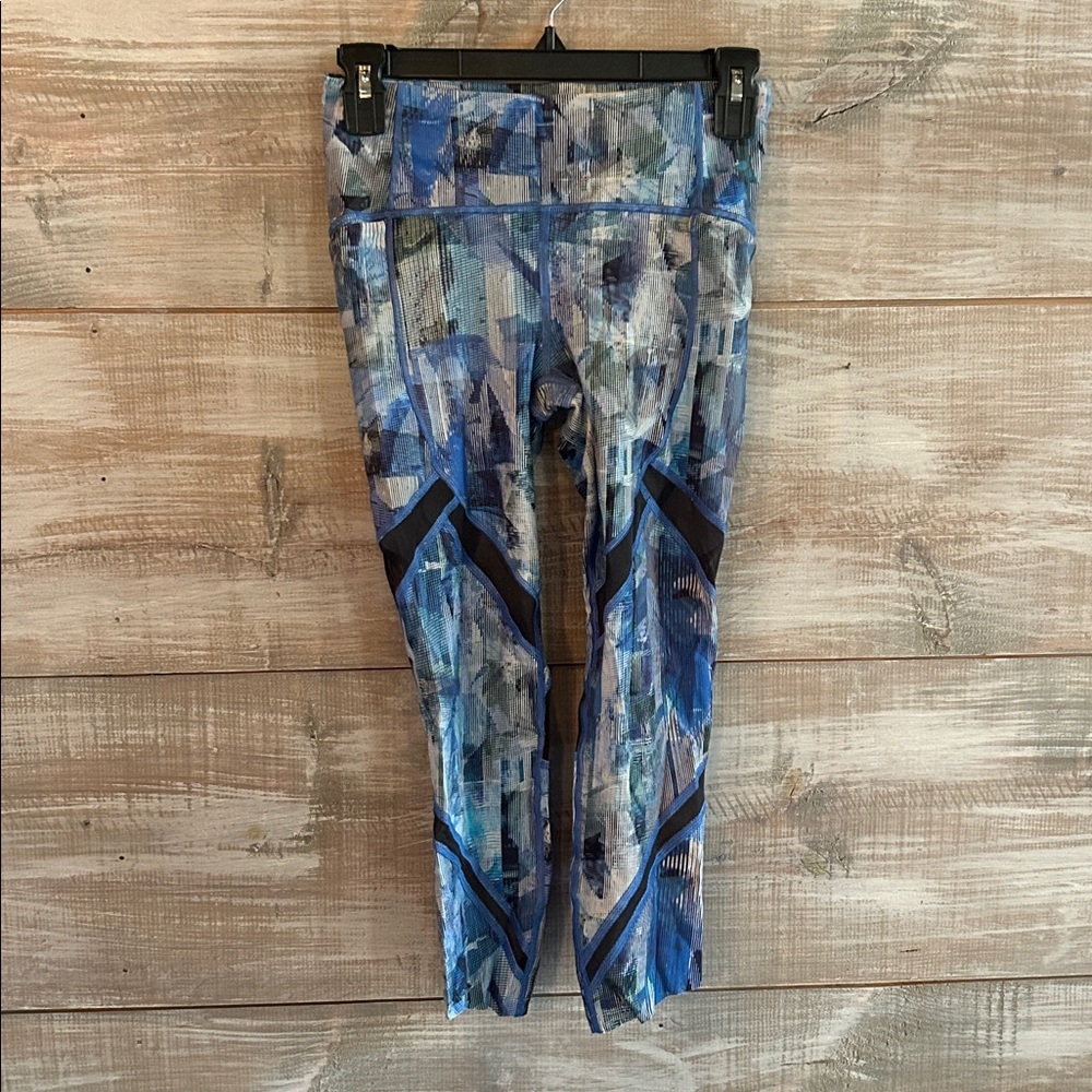 LULULEMON Abstract Blue and Gray capris with mesh size 4